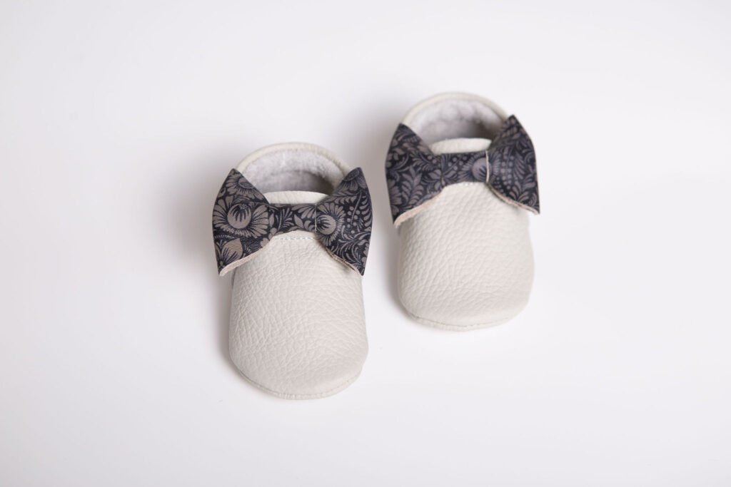 „Bow” Moccasin – Latte/ Blue Flower
