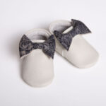 „Bow” Moccasin – Latte/ Blue Flower