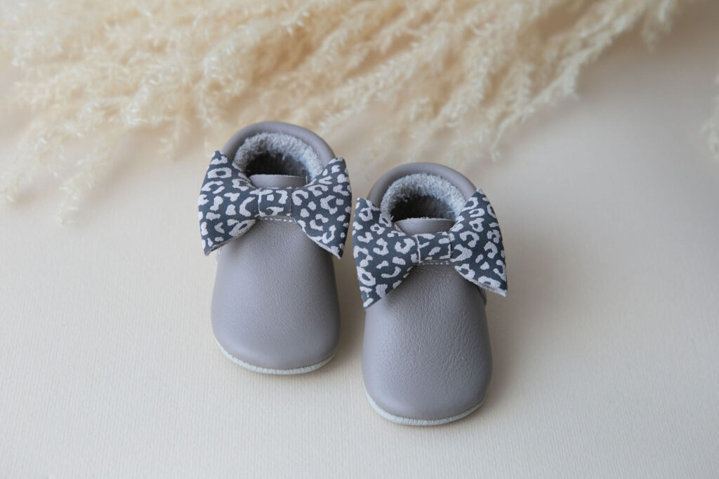 „Bow” Moccasin – Dove Gray/ Leo