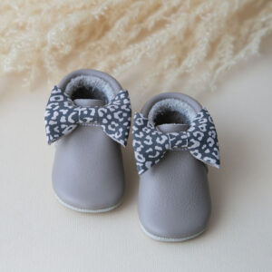 „Bow” Moccasin – Dove Gray/ Leo