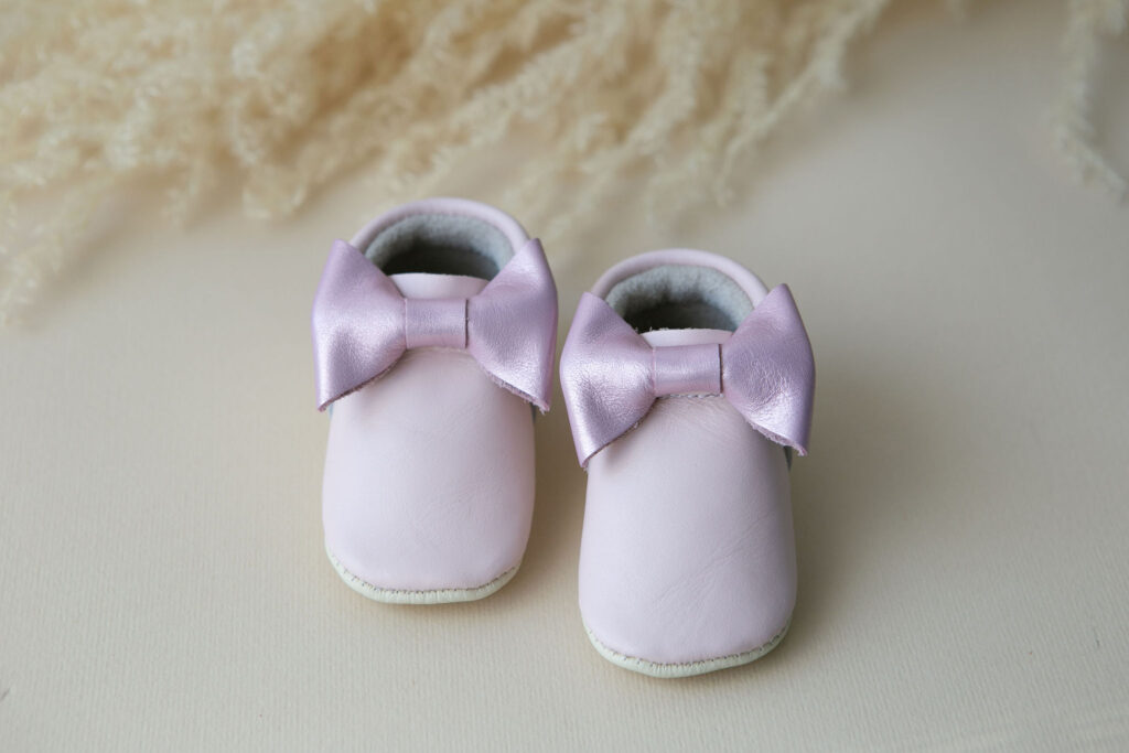 „Bow” Moccasin – Baby Rose/ Metal Pink