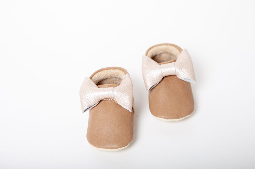 „Bow” Moccasin – Sand/ Blush Pearl