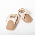„Bow” Moccasin – Sand/ Blush Pearl